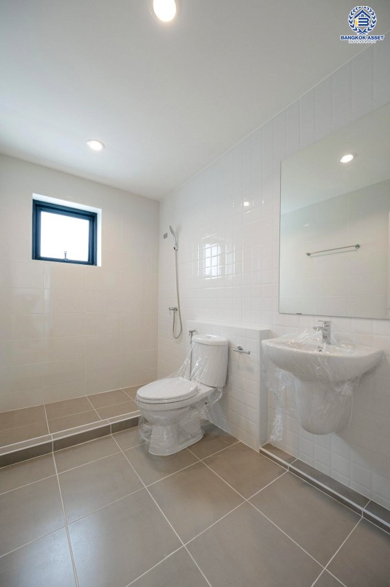 บ้านมือสองตกแต่งใหม่ โครงการ ปฐวีกาญจน์ ประชาชื่น-แจ้งวัฒนะ ทำเลโซนเมือง ดีไซน์สุด Classic ใกล้เซ็นทรัลแจ้งวัฒนะ สนามบินดอนเมือง เดินทางสู่ใจกลางเมืองได้อย่างรวดเร็วด้วย ทางด่วน"ศรีสมาน" และรถไฟฟ้าสายสีชมพู "สถานีเมืองทองธานี" บนเนื้อที่ 61.6 ตร.ว. ฟังก์ชัน 3 ห้องนอน 4 ห้องน้ำ 1 ห้องแม่บ้านพร้อมห้องน้ำ จอดรถได้ 2 คัน